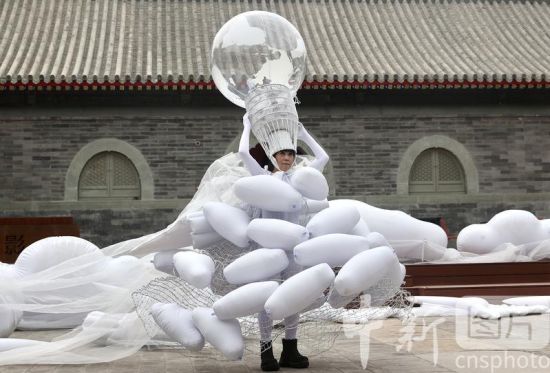 澳门葡京捕鱼/世界地球日：艺术家孔宁在北京展示“透明的地球”作品